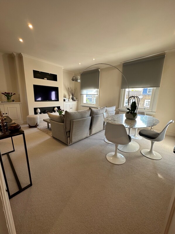 Interior - Near Fulham Broadway Station - Sleeps 2 King Sized (London)