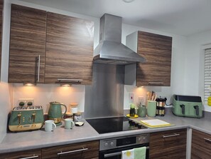 Frigorífico, microondas, horno y placa de cocina