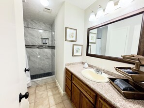 Douche, sèche-cheveux, serviettes fournies, savon