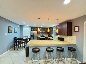 Four à micro-ondes, un four, surface de cuisson, lave-vaisselle