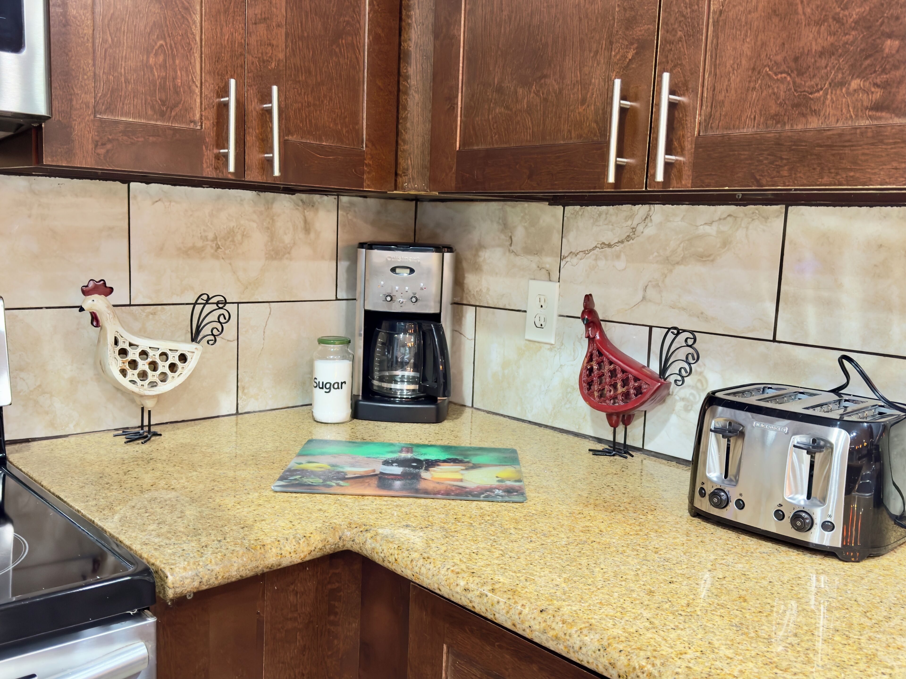 Four à micro-ondes, un four, surface de cuisson, lave-vaisselle