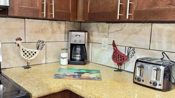 Four à micro-ondes, un four, surface de cuisson, lave-vaisselle