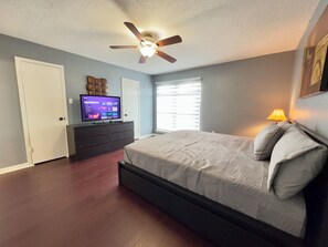 5 bedrooms, iron/ironing board, WiFi, bed sheets - Spacious Home Sleeps 12 - World Cup Ready (Houston)