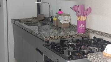 ثلاجة، ميكروويف، فرن، موقد طهي مسطح