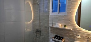 Suihku, hiustenkuivaaja, pyyhkeet, saippua