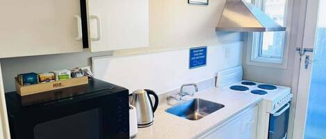 Kühlschrank, Wasserkocher mit Kaffee-/Teezubehör, Wasserkocher, Toaster