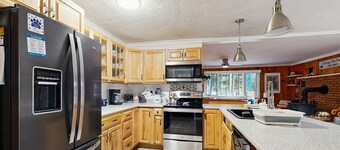 Charming Four-Season Lakehouse with Scenic Views and Activities for All Ages