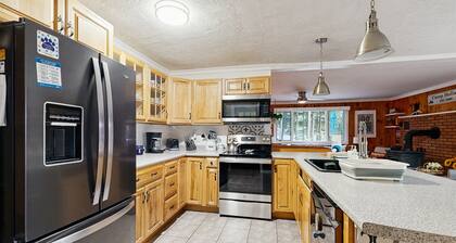 Charming Four-Season Lakehouse with Scenic Views and Activities for All Ages