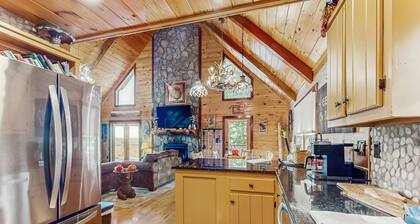 Tranquil mountain cabin with stunning views, hot tub & dog friendly