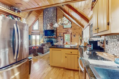 Tranquil mountain cabin with stunning views, hot tub & dog friendly