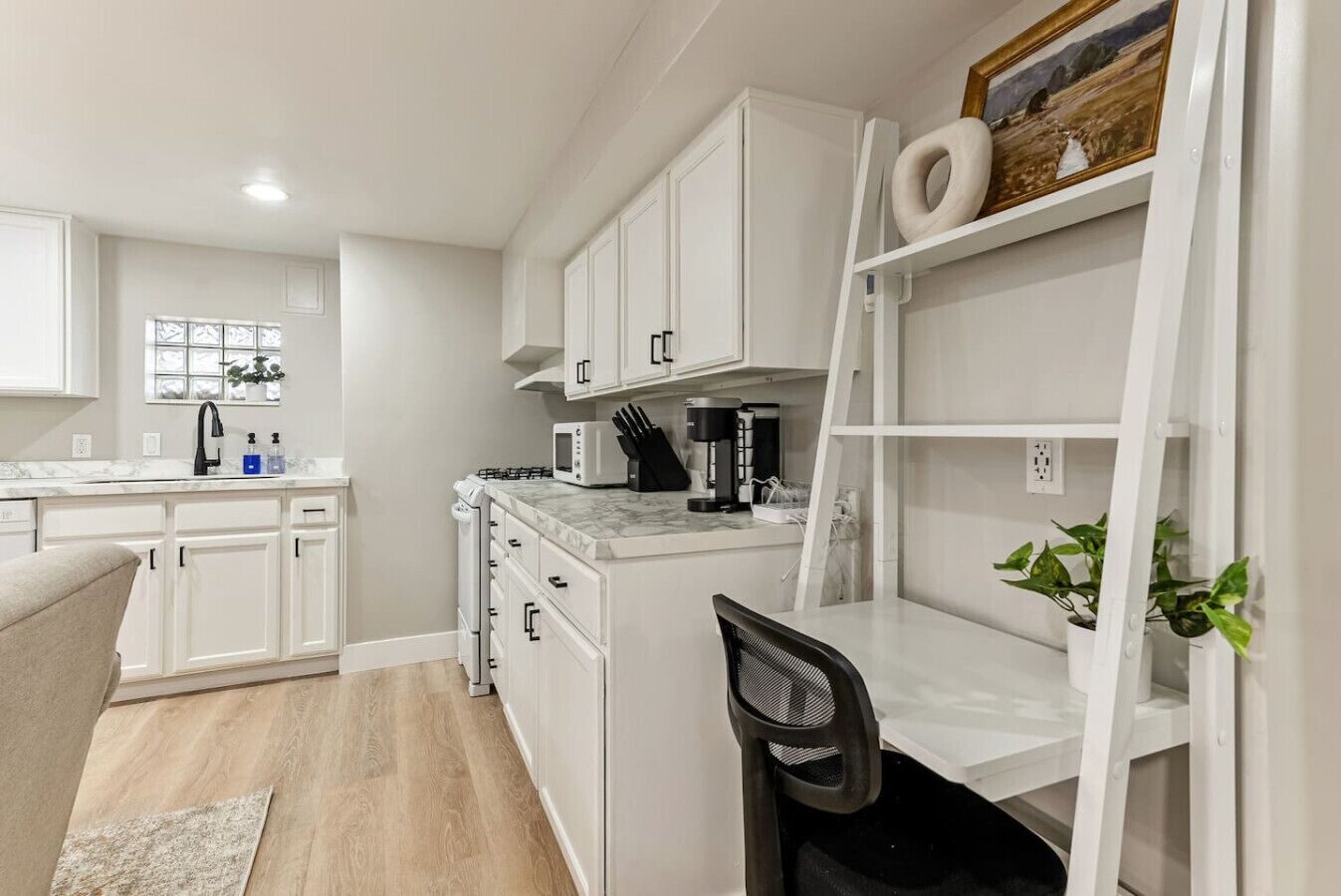 Kylskåp, mikrovågsugn, ugn och spishäll