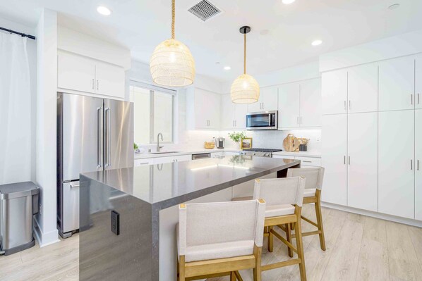 Fridge, microwave, oven, stovetop - Desert Bliss - Your La Quinta Paradise Awaits with shared pool, dog friendly. (La Quinta)