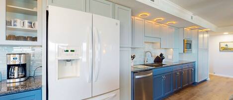 Jääkaappi, mikroaaltouuni, uuni, liesi