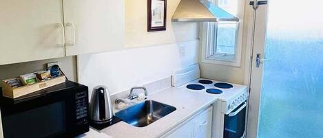 Kahvin-/teenkeitin, vedenkeitin, leivänpaahdin, ruokailupöytä