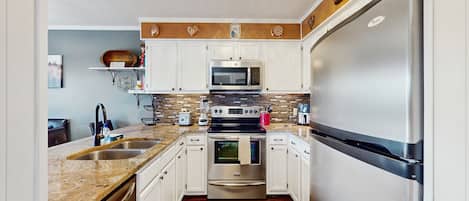 Refrigerador, microondas, horno y parrilla de estufa