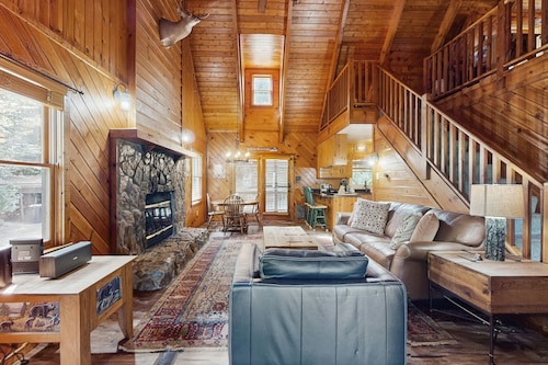 Charming mountain cabin with scenic views and modern comforts