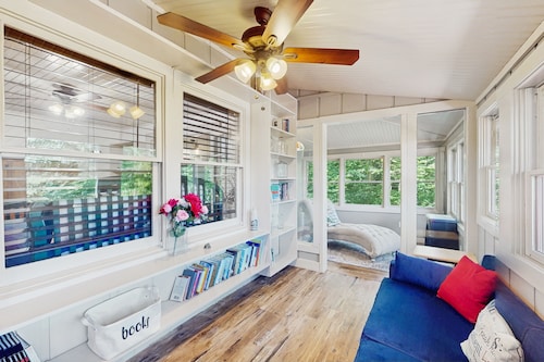 Charming mountain cabin with scenic views and modern comforts