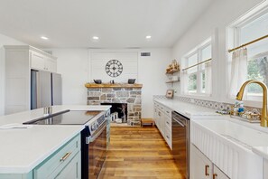 Fridge, microwave, oven, stovetop - Charming and spacious country home with mountain views (Cleveland)