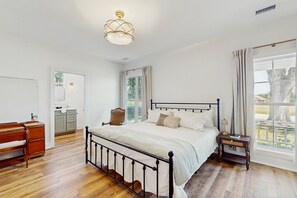 4 bedrooms, iron/ironing board, Internet, bed sheets