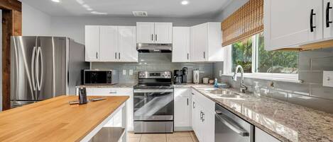 Een microgolfoven, een oven, een kookplaat, een vaatwasser