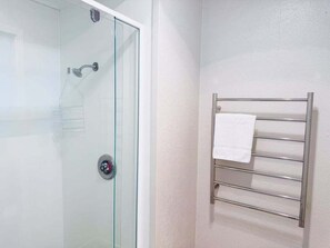 Haartrockner, Shampoo, Toilettenpapier