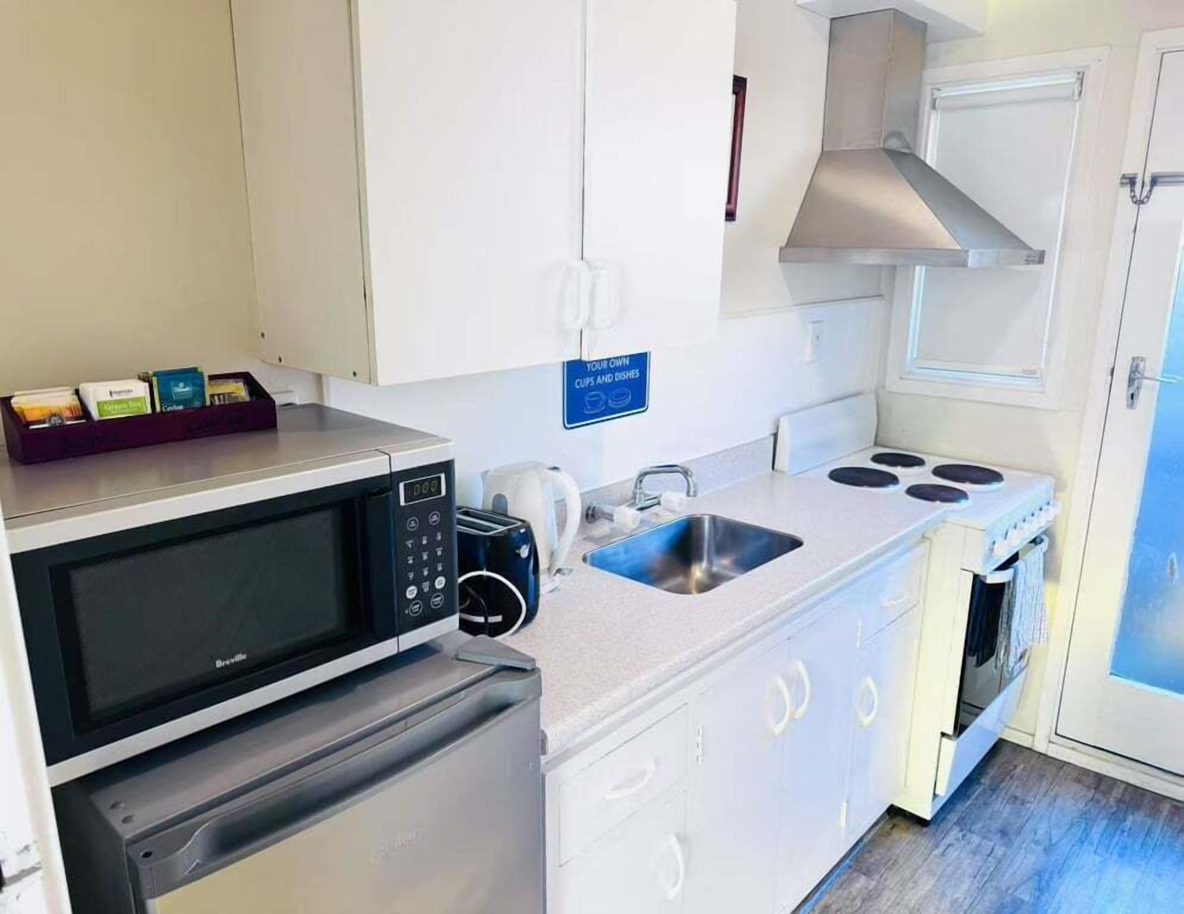 Coffee/tea maker, electric kettle, toaster, dining tables