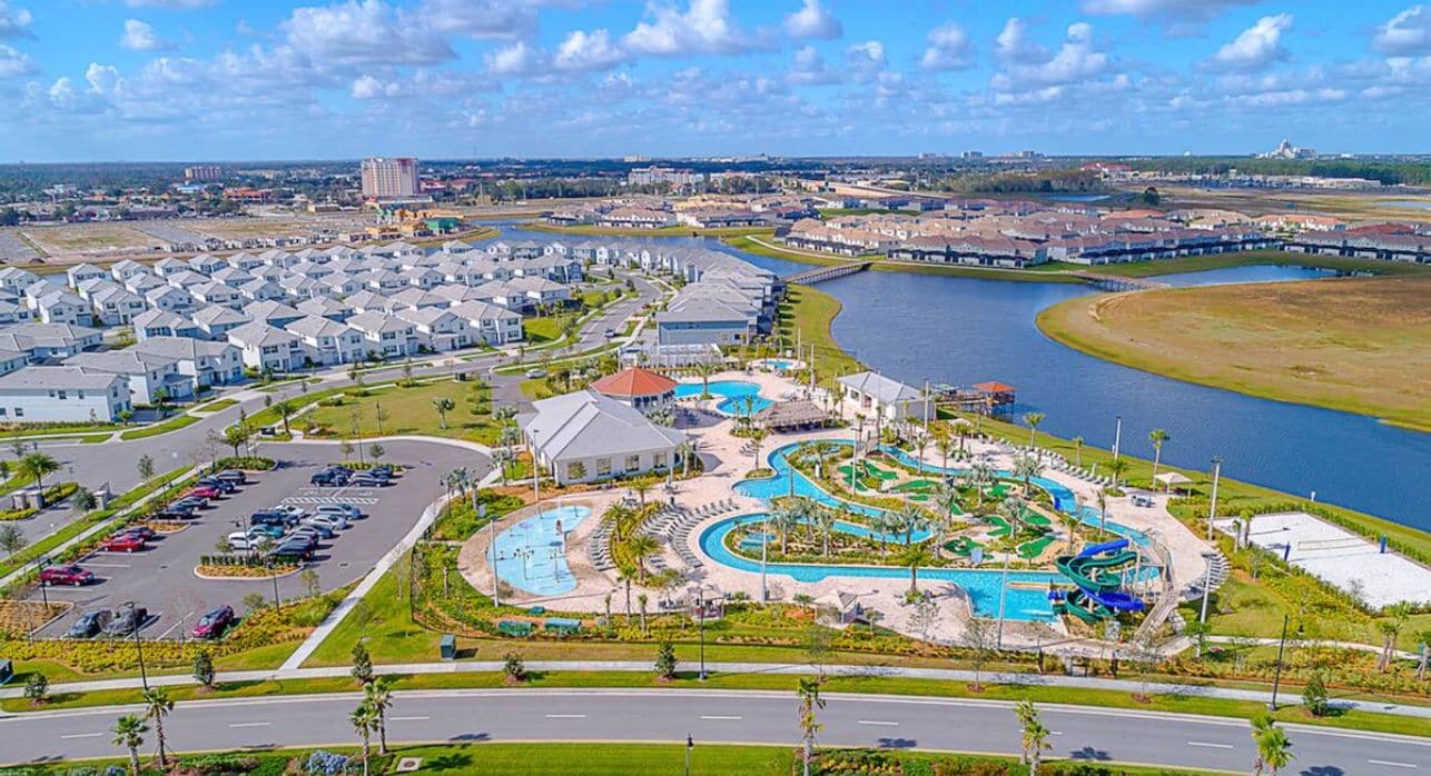 Zona residencial con complejo de piscinas y puerto deportivo.