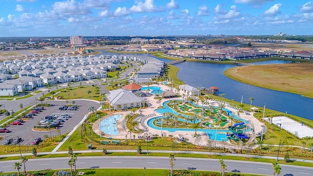 Zona residencial con complejo de piscinas y puerto deportivo.