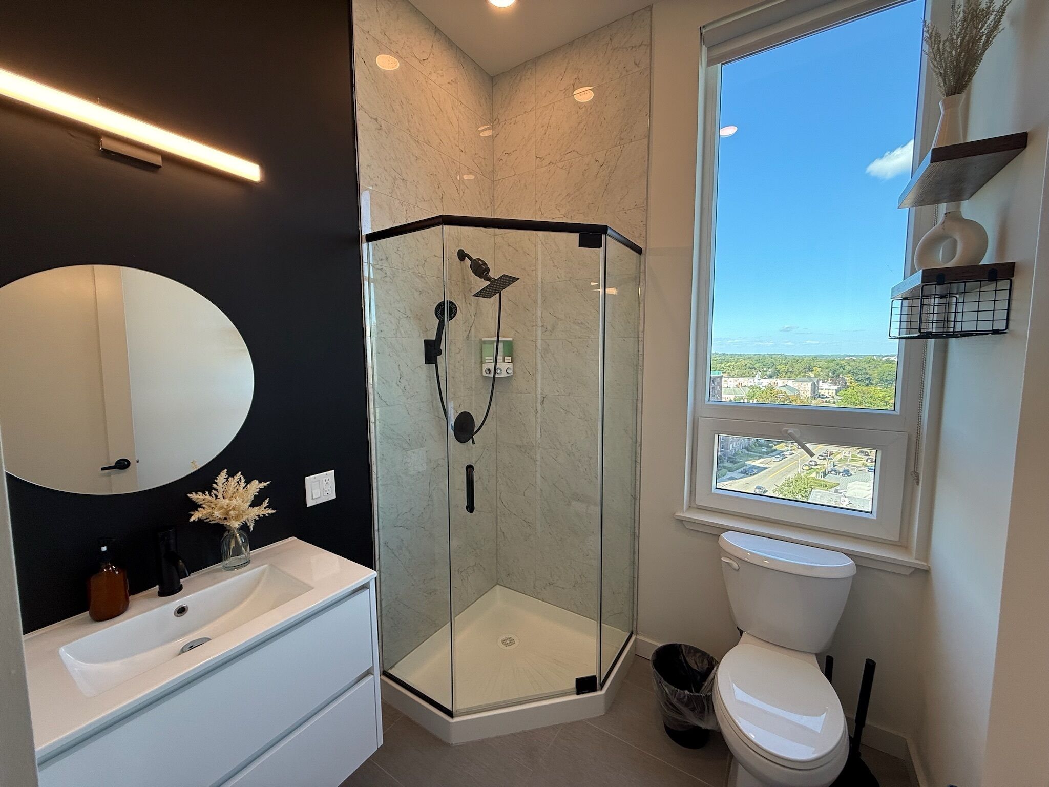 淋浴设施、毛巾、肥皂、卫生纸