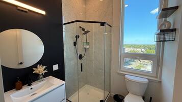 Suihku, pyyhkeet, saippua, vessapaperi