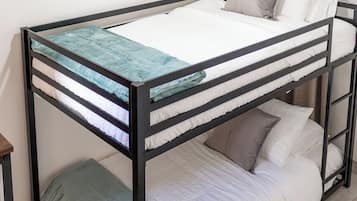 2 bedrooms, iron/ironing board, free WiFi, bed sheets