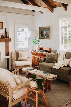 Smart TV, books, stereo - Updated Antique Cottage • Walkable to Beach, Lake & Downtown (Dennis)