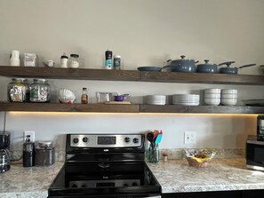 Réfrigérateur, four à micro-ondes, un four, surface de cuisson