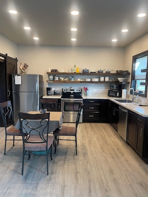 Refrigerador, microondas, horno, placa de cocina