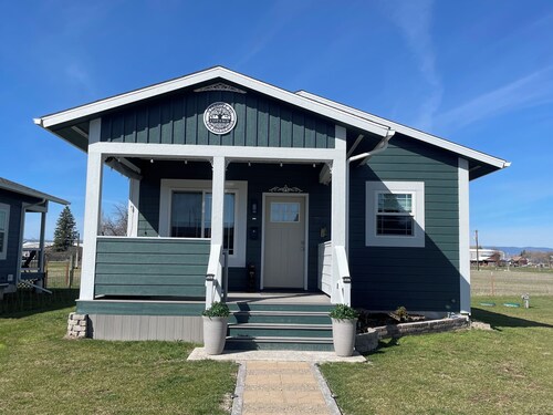 Cozy, private, Montana retreat. Centrally located. Long and short stays welcome.