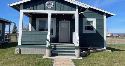 Cozy, private, Montana retreat. Centrally located. Long and short stays welcome.