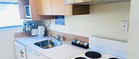 Kylskåp, kaffe- och tebryggare, vattenkokare och brödrost