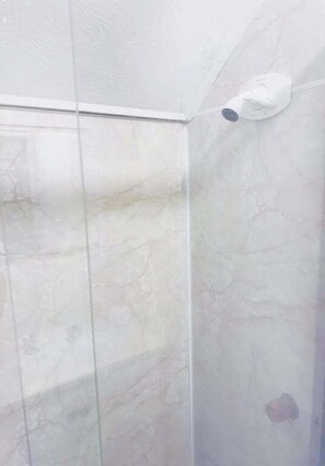 Secadora de cabello, toallas, shampoo, papel de baño 