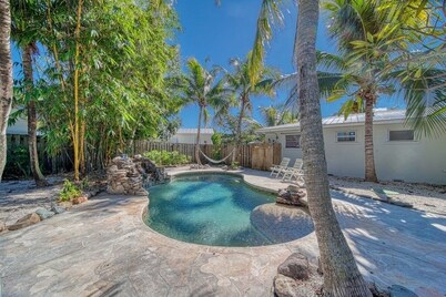 Tropical Retreat • Pool • 1.5 miles to Beach