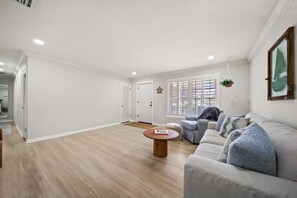 TV, books - Tropical Retreat • Pool • 1.5 miles to Beach (Hobe Sound)