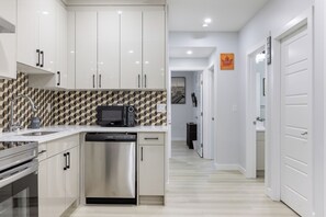 Micro-ondes, four, plaque de cuisson, lave-vaisselle