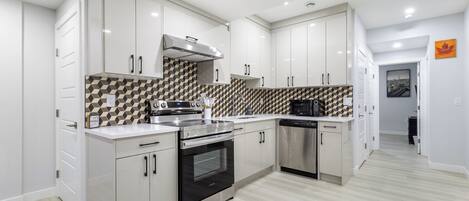 Mikrobølgeovn, ovn, kogeplade, opvaskemaskine