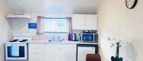 Kylskåp, vattenkokare, brödrost och matbord