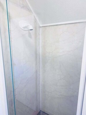 Haartrockner, Handtücher, Shampoo, Toilettenpapier