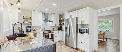 KĂŒhlschrank, Mikrowelle, Ofen, Herdplatte