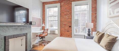 Planxa i posts de planxar, wifi i roba de llit