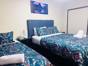 WiFi, bed sheets - Merivale Court One Bedroom Apartment-Unit 8 (Christchurch)