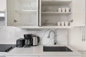 ثلاجة، ميكروويف، فرن، غسالة أطباق