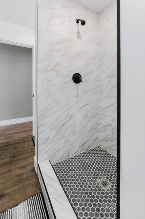 Douche, séchoir à cheveux, serviettes fournies, savon