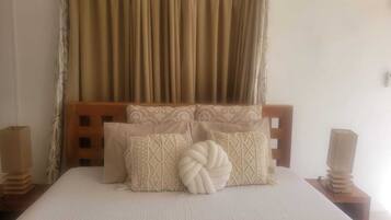 4 bedrooms, iron/ironing board, internet, bed sheets
